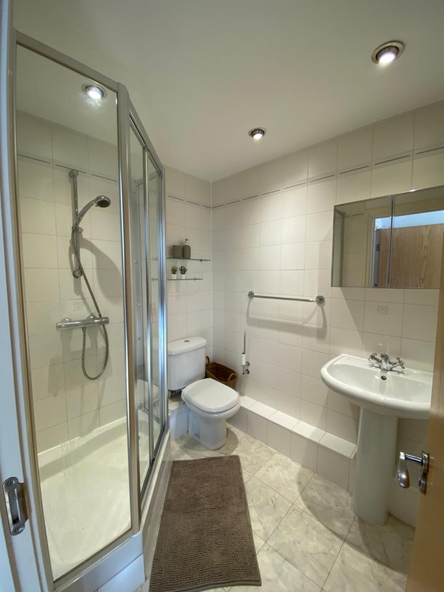 2 Bedroom Flat In Riverside West London Exterior photo