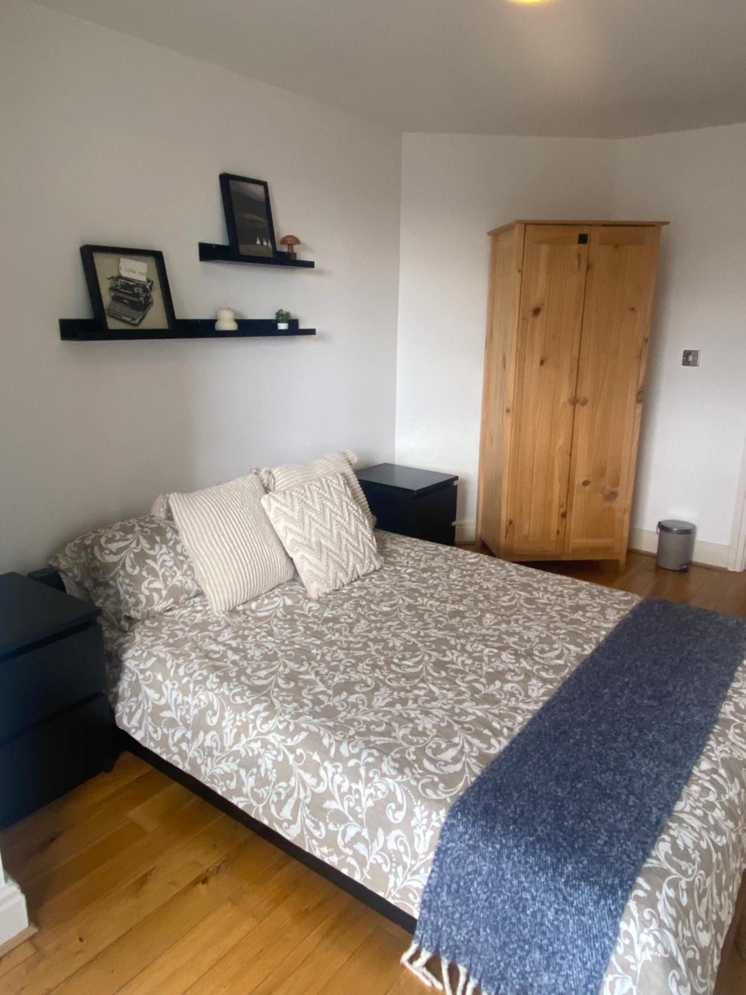 2 Bedroom Flat In Riverside West London Exterior photo