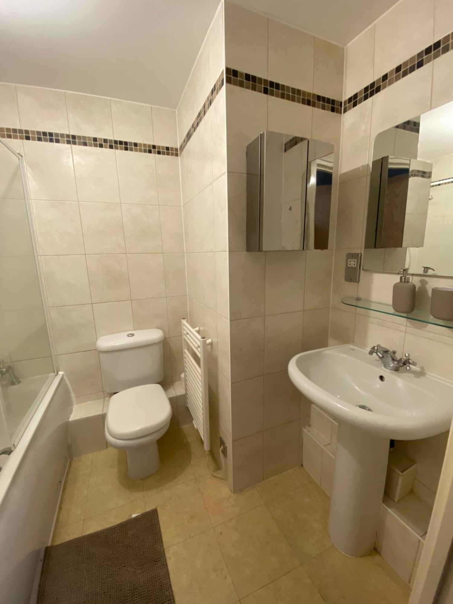 2 Bedroom Flat In Riverside West London Exterior photo